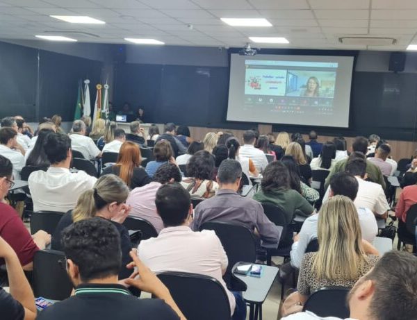 Especialista aponta importância da visão de futuro na educação em palestra de abertura da Semana Pedagógica do UniCV