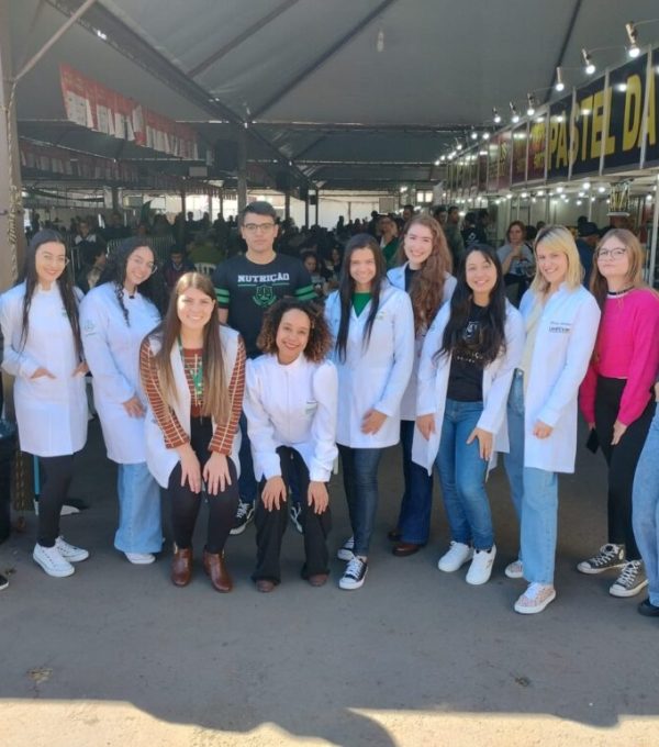 Professores e estudantes de Nutrição do UniCV orientam setor de alimentação na Feira Ponta de Estoque