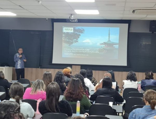 Destacado professor compartilha exemplos do sistema educacional japonês com estudantes de Pedagogia do UniCV