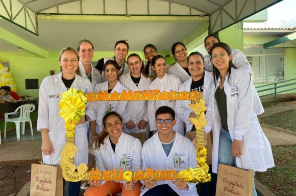 Alunos de Fisioterapia participam de atividades do “Agosto Dourado” em UBS do Município