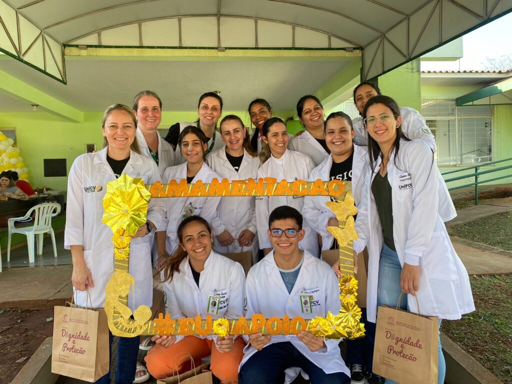 Alunos de Fisioterapia participam de atividades do “Agosto Dourado” em UBS do Município