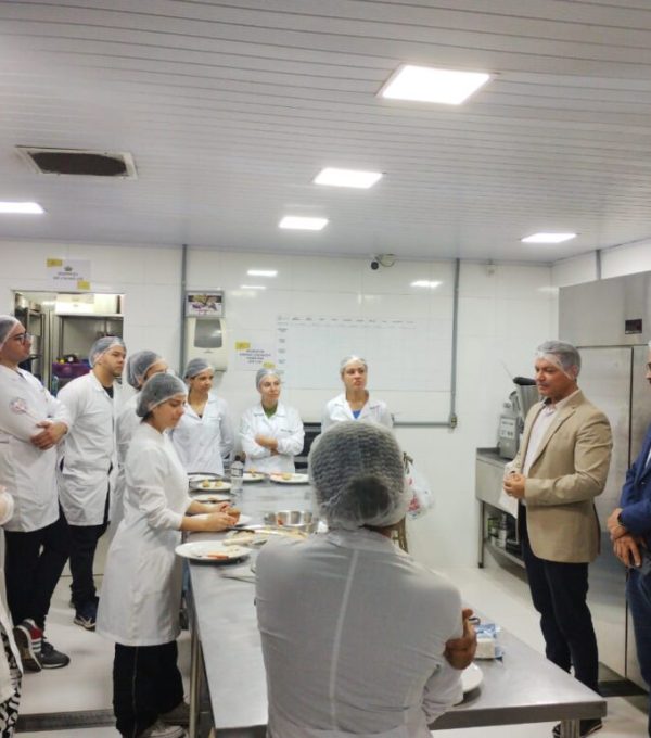 Estudantes de Nutrição colocam a mão na massa durante aula prática em buffet de Maringá