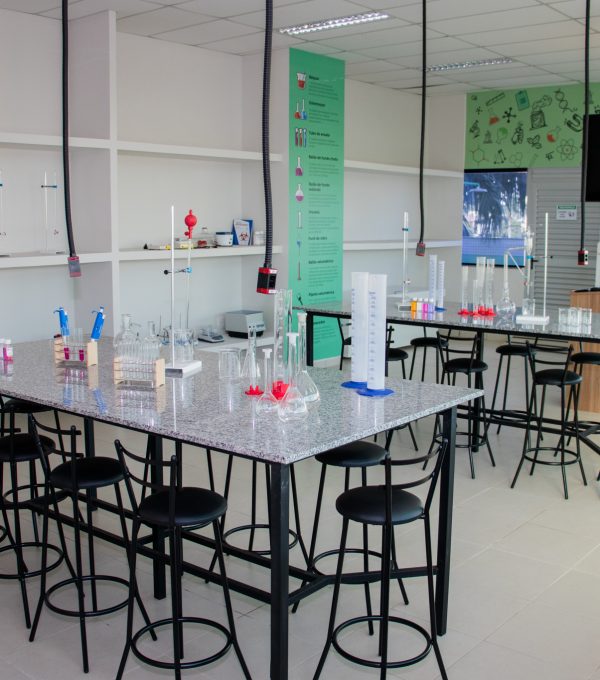 Laboratório de Química, Microbiologia, Bromatologia, Física e Farmacologia 