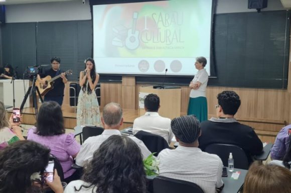 Lançamento do livro “Nossas Poesias EAD” acontece com participação da comunidade acadêmica e da cultura de Maringá