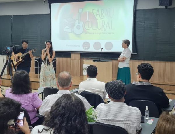 Lançamento do livro “Nossas Poesias EAD” acontece com participação da comunidade acadêmica e da cultura de Maringá