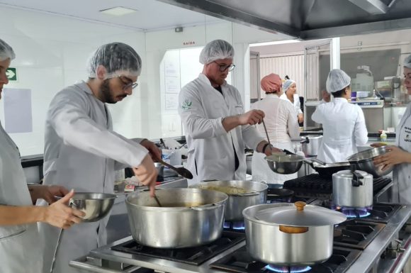Estudantes de Nutrição surpreendem no preparo de pratos
