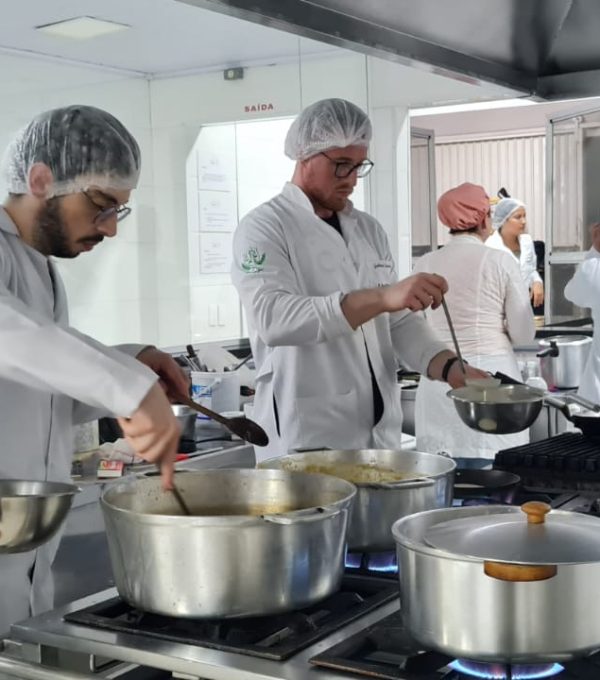 Estudantes de Nutrição surpreendem no preparo de pratos