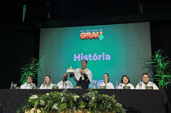 Mais de 1,1 mil formandos de EAD 2023 colam grau no UniCV