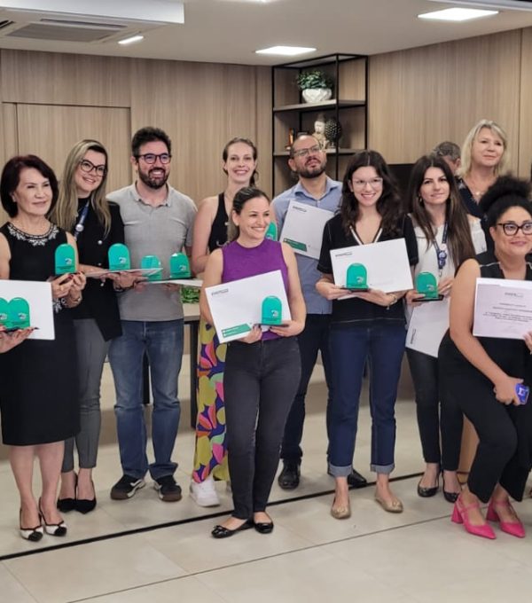 UniCV e Colégio Áxia recebem prêmio em Práticas Inovadoras em Educação