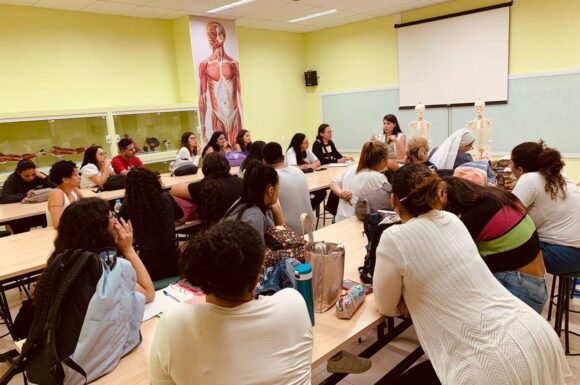 Professora de Nutrição inova ao abordar alimentação infantil com estudantes de Pedagogia