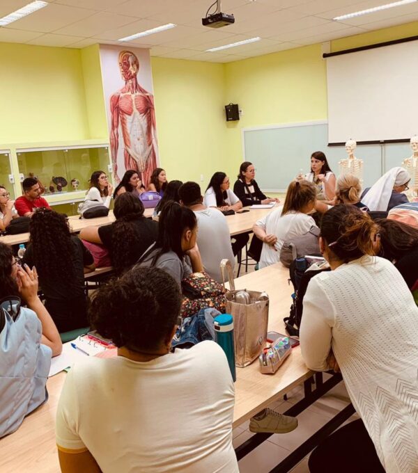 Professora de Nutrição inova ao abordar alimentação infantil com estudantes de Pedagogia