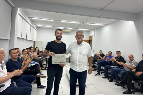 Professor do UniCV recebe prêmio de “Educador Destaque” do Crea-PR