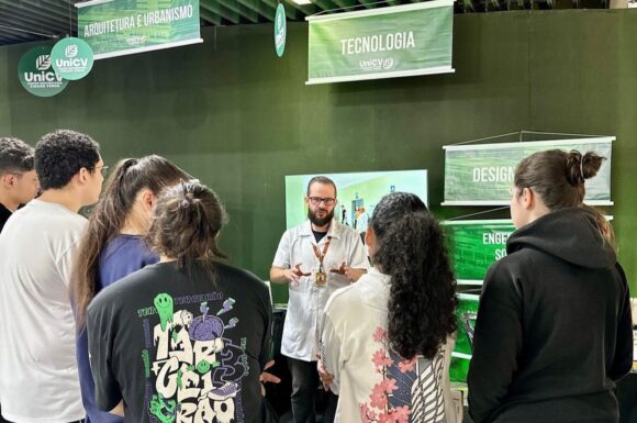 Alunos e professores do UniCV participam de Mostra de Profissões da Amtech