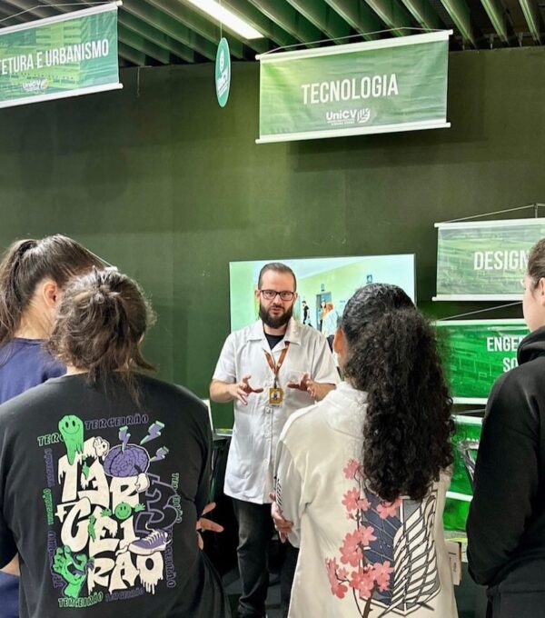 Alunos e professores do UniCV participam de Mostra de Profissões da Amtech