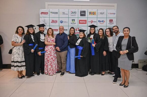 Pacientes em hemodiálise celebram formatura pelo Programa ReAprender em Blumenau