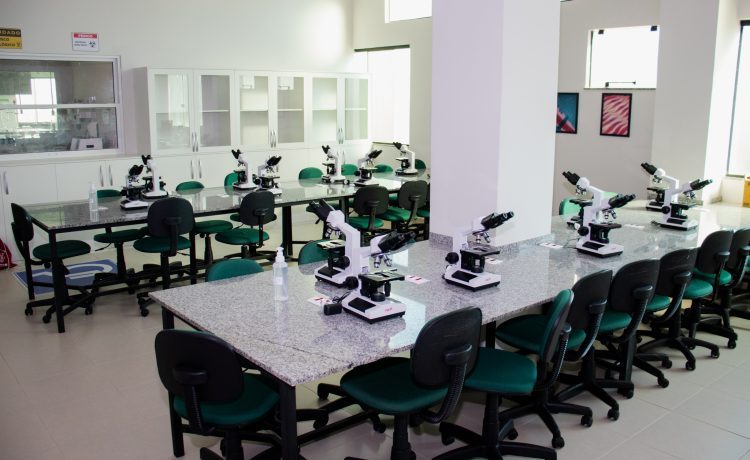 Laboratório de Microscopia, Parasitologia e Patologia Neste laboratório os alunos aprendem de perto os detalhes da colônia de microdensidade, usando microscópios e tendo acesso ao nosso acervo laminário.