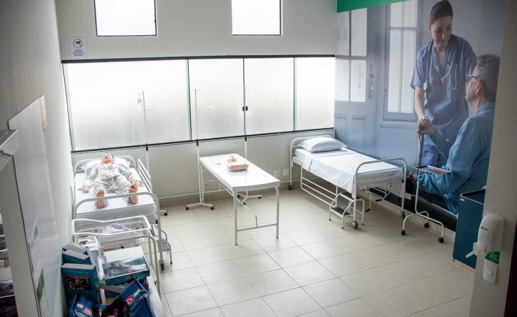 Laboratório de Semiologia e SimeotécnicaUm espaço especializado em simular o ambiente hospitalar, onde os alunos aprendem técnicas de cuidado e podem simular procedimentos comuns.